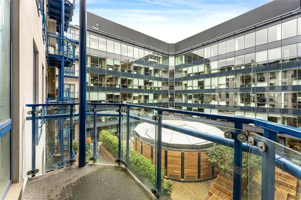 Flat Tallis Street in City of London