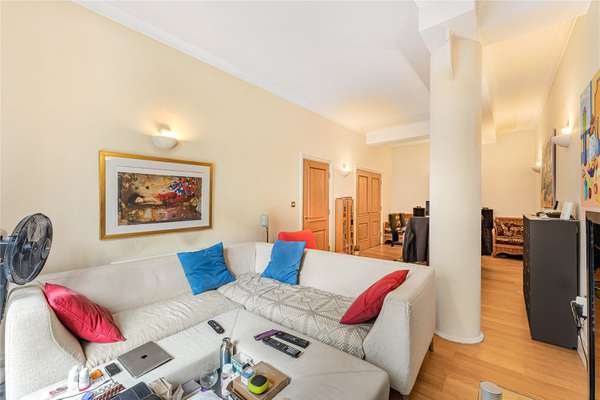 Flat Tallis Street in City of London