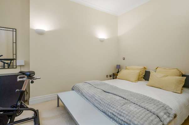 Flat Tallis Street in City of London