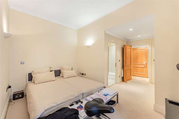 Flat Tallis Street in City of London