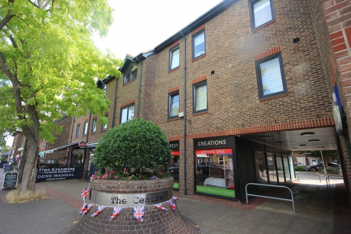 Flat Beaconsfield Road in Farnham Royal