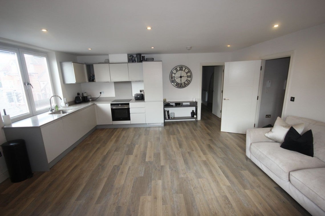 Flat Beaconsfield Road in Farnham Royal