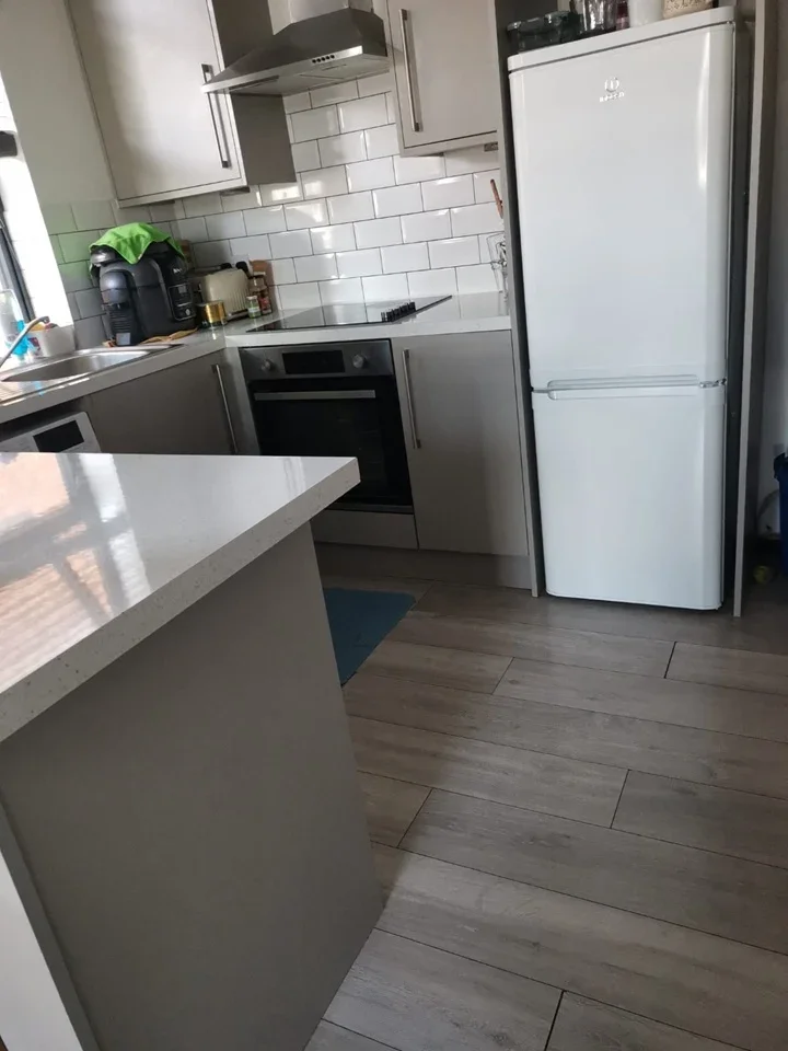 Flat Woodcote Road in Greater London