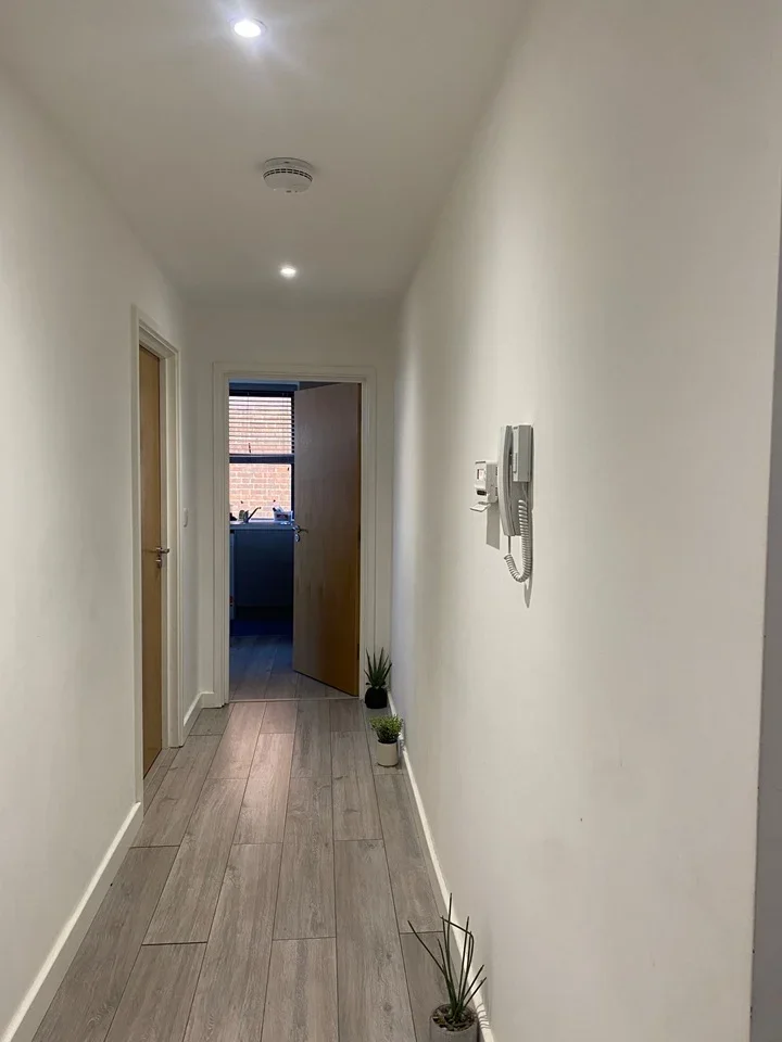 Flat Woodcote Road in Greater London