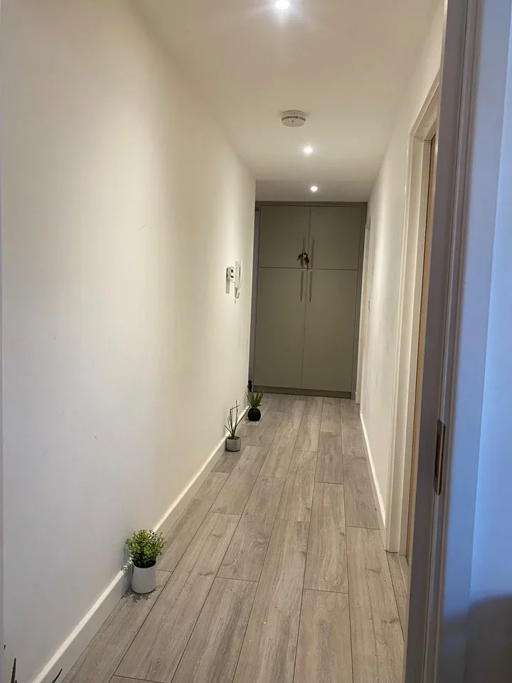 Flat Woodcote Road in Greater London
