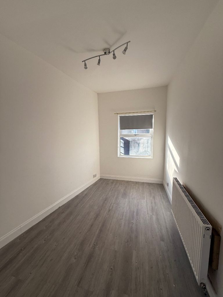 Flat Brigstock Road in Greater London