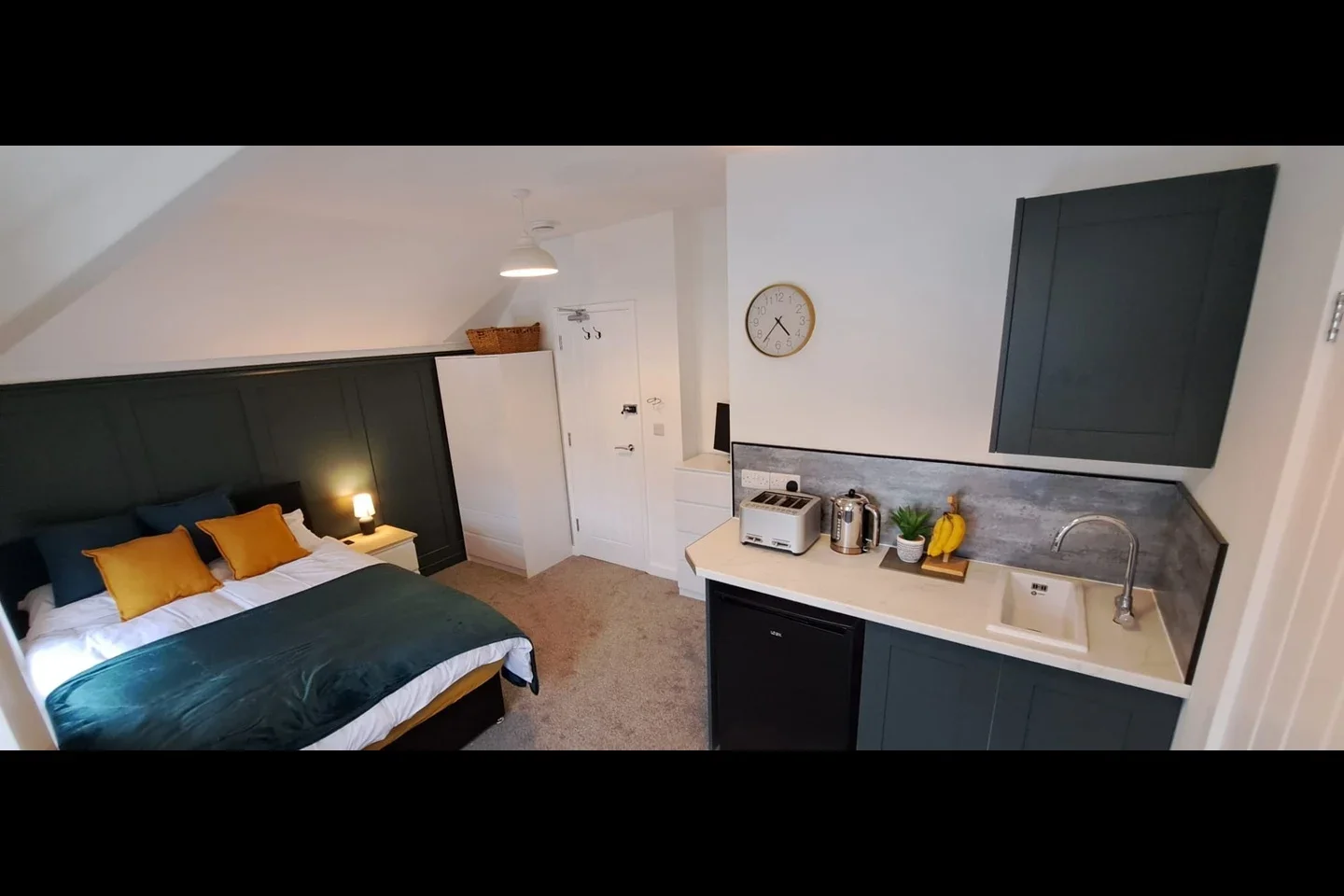 Room Hillcrest Road in Poole