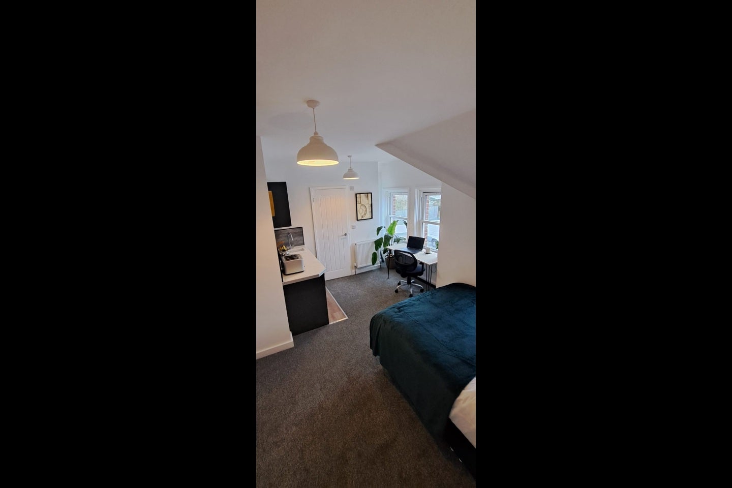 Room Hillcrest Road in Poole