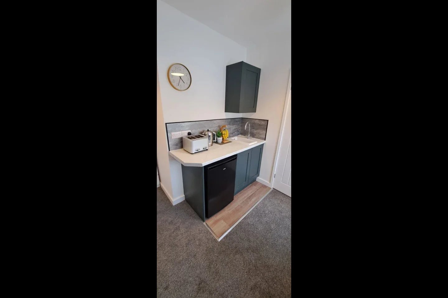 Room Hillcrest Road in Poole