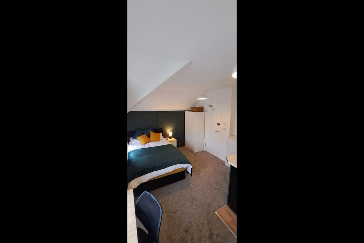 Room Hillcrest Road in Poole