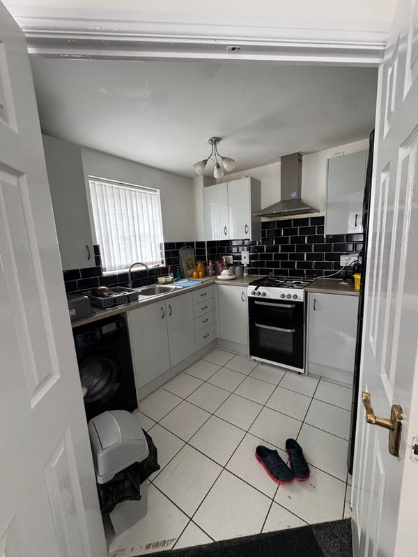 Flat Abbotsfield Court in Manchester