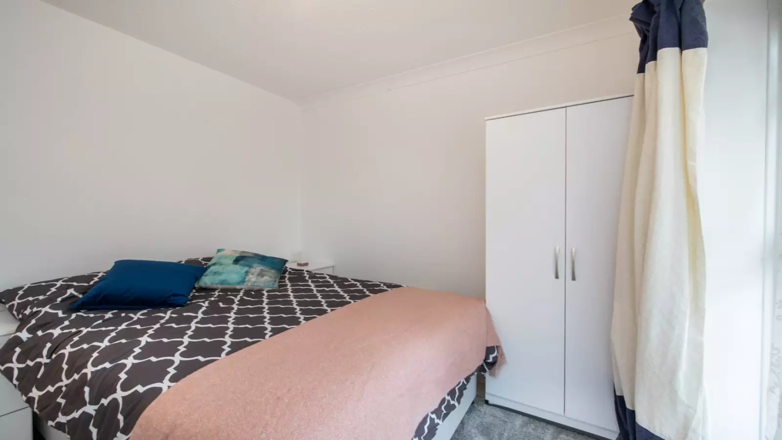 Flat Heathfield Court in Greater London