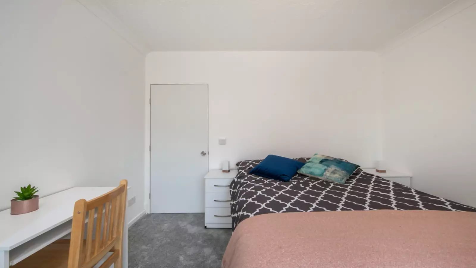 Flat Heathfield Court in Greater London