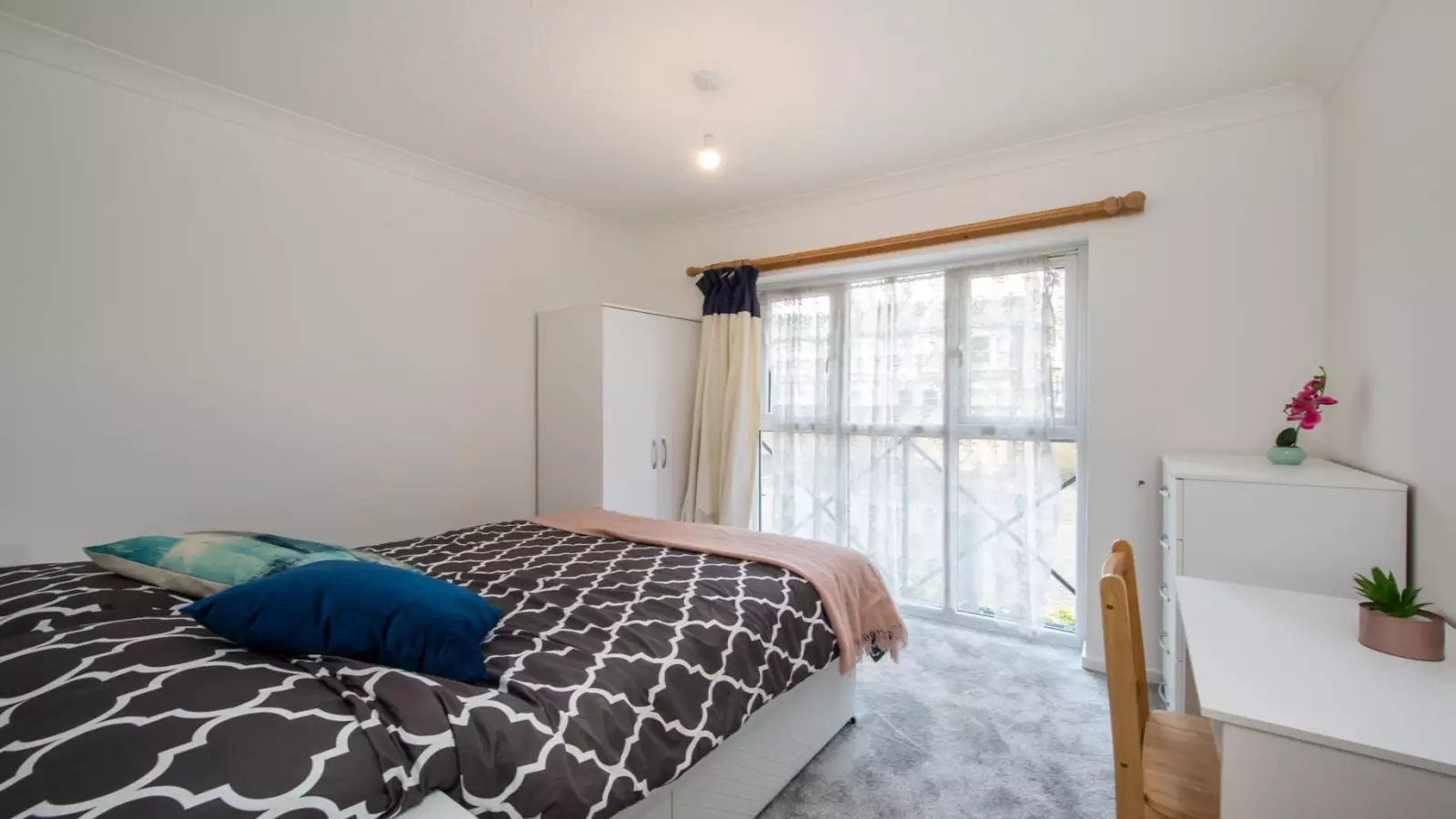 Flat Heathfield Court in Greater London