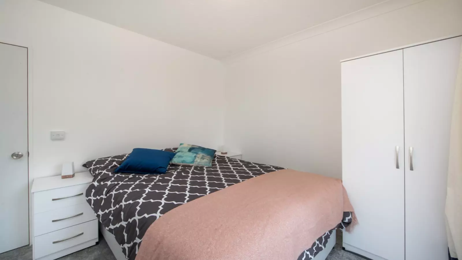 Flat Heathfield Court in Greater London