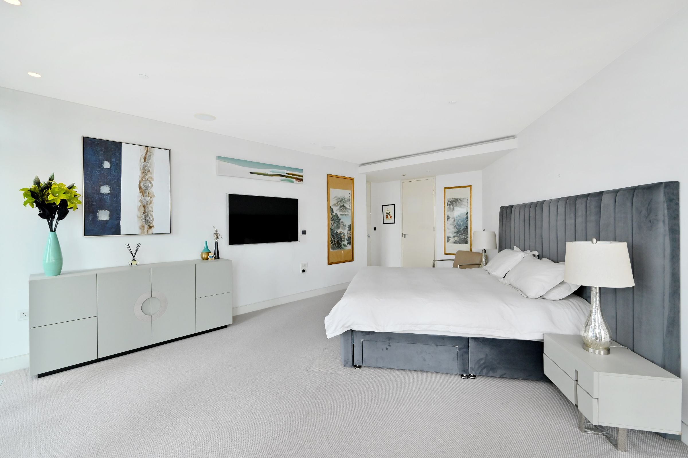 Flat Nine Elms Lane in Greater London