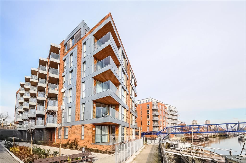 Flat Dahlia Bridge in Greater London