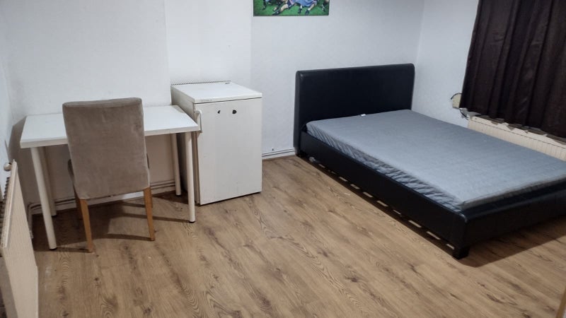 Room Andover Road in Greater London