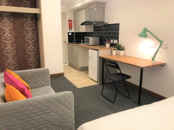 Flat Charter Avenue in Coventry