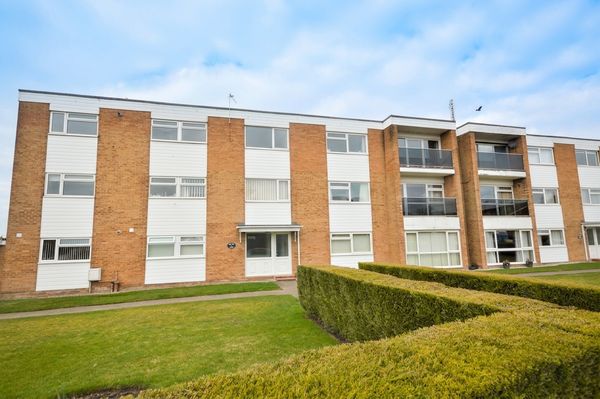 Flat Dairyground Road in Bramhall