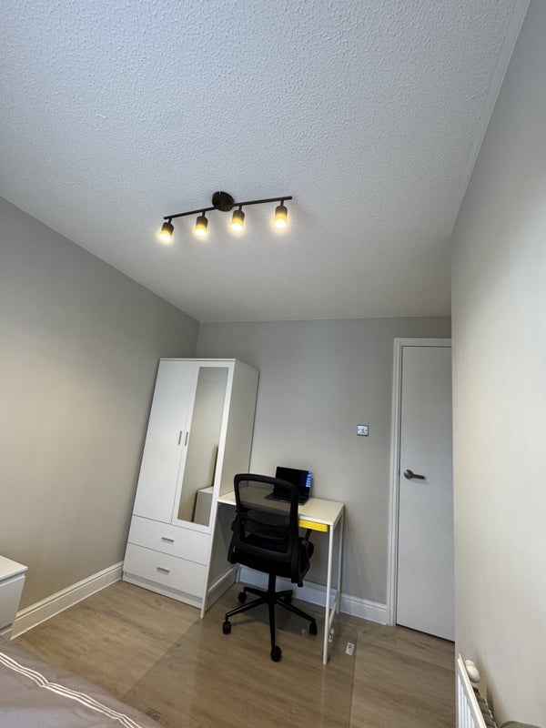 Room Errol Gardens in Glasgow