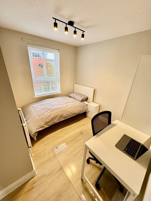 Room Errol Gardens in Glasgow
