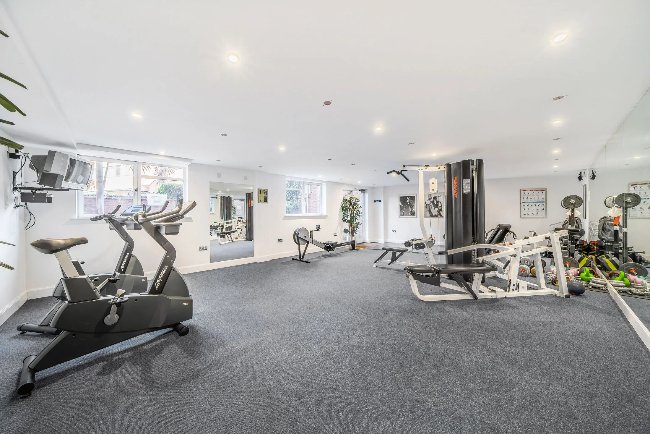 Flat Hanger Green in Greater London