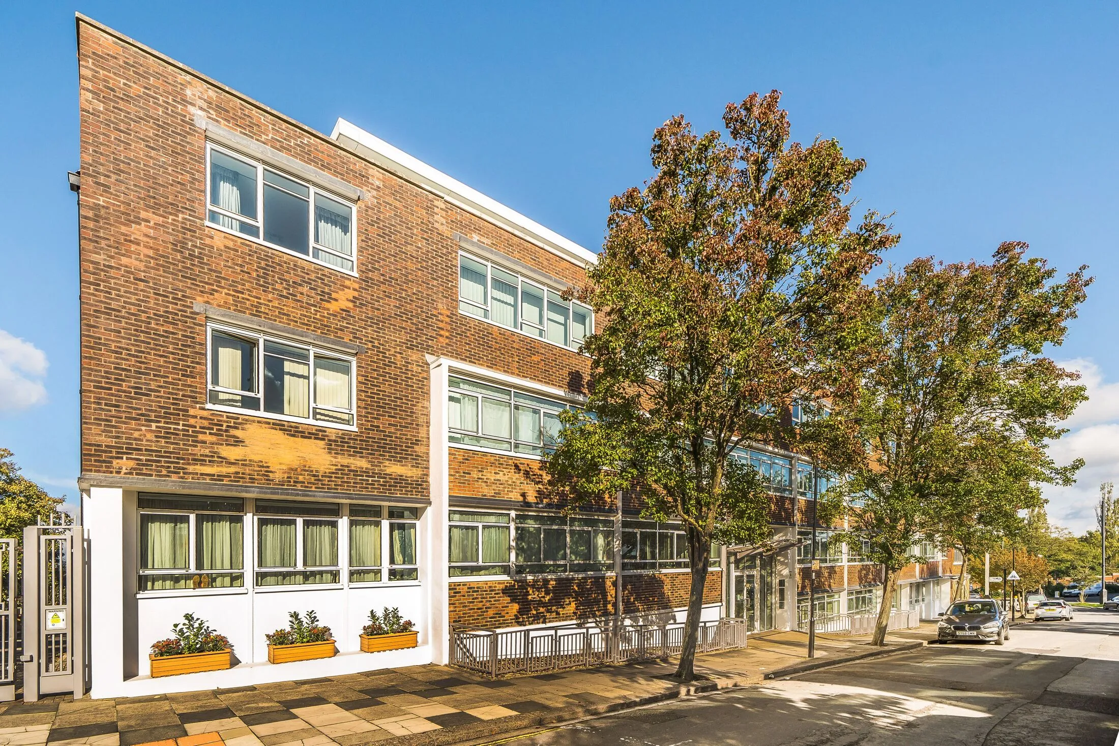 Flat Hanger Green in Greater London