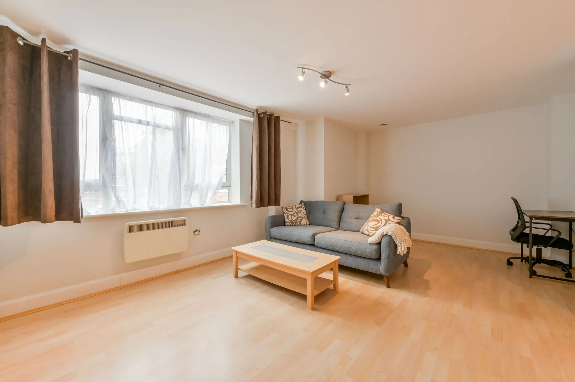 Flat Hanger Green in Greater London