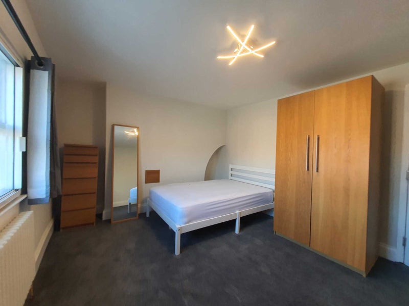 Room Caversham Road in Reading