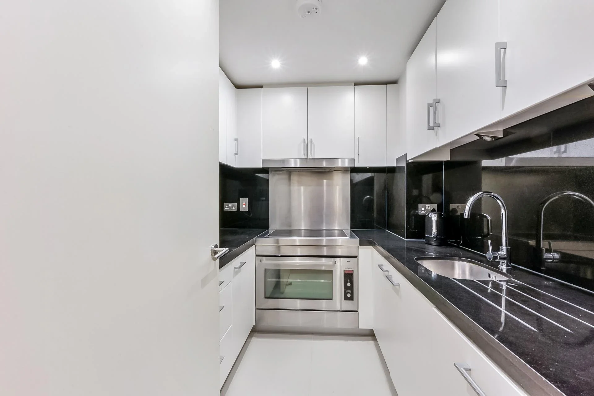 Flat Fairmont Avenue in Greater London