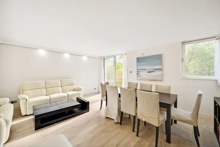 Flat Asher Way in Greater London