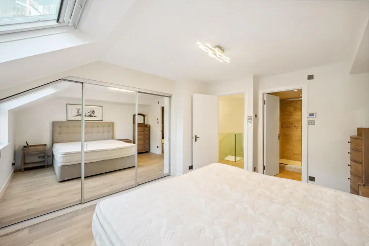 Flat Asher Way in Greater London