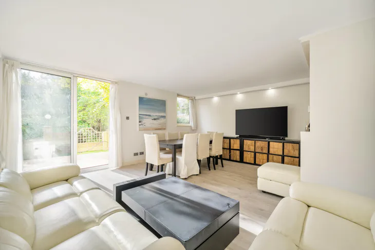 Flat Asher Way in Greater London