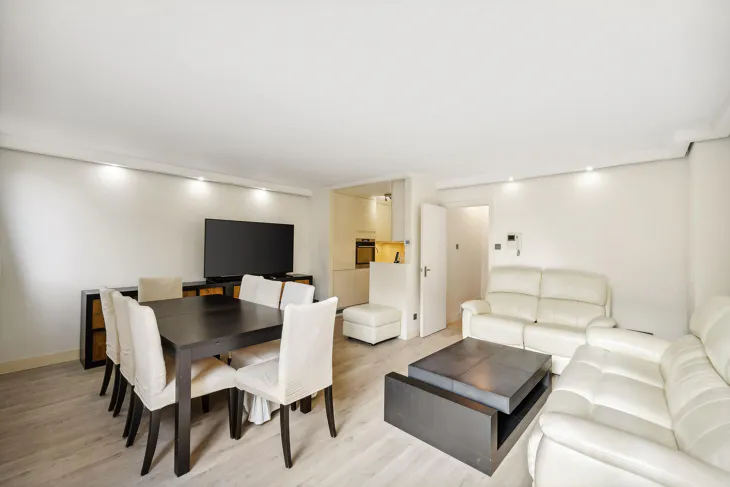 Flat Asher Way in Greater London