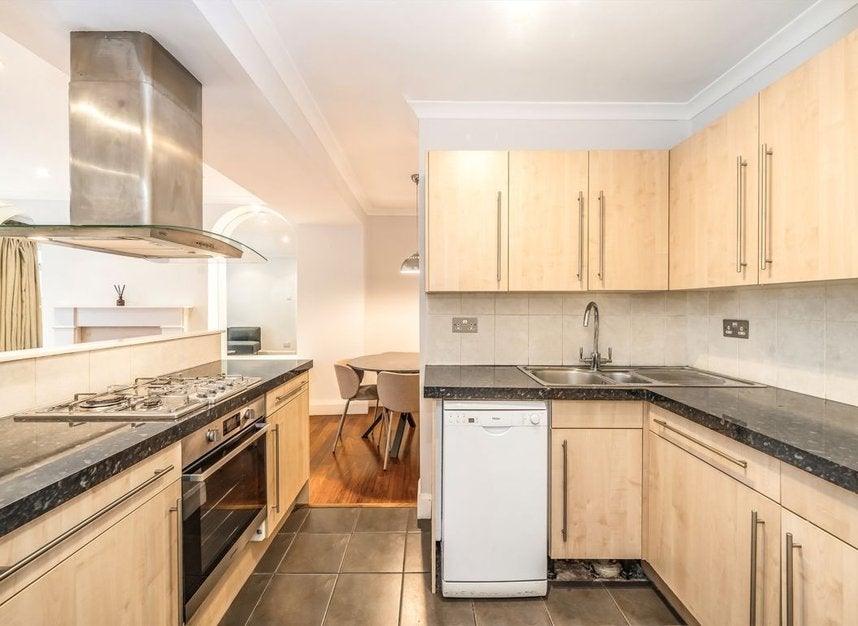 Flat Eardley Crescent in Greater London