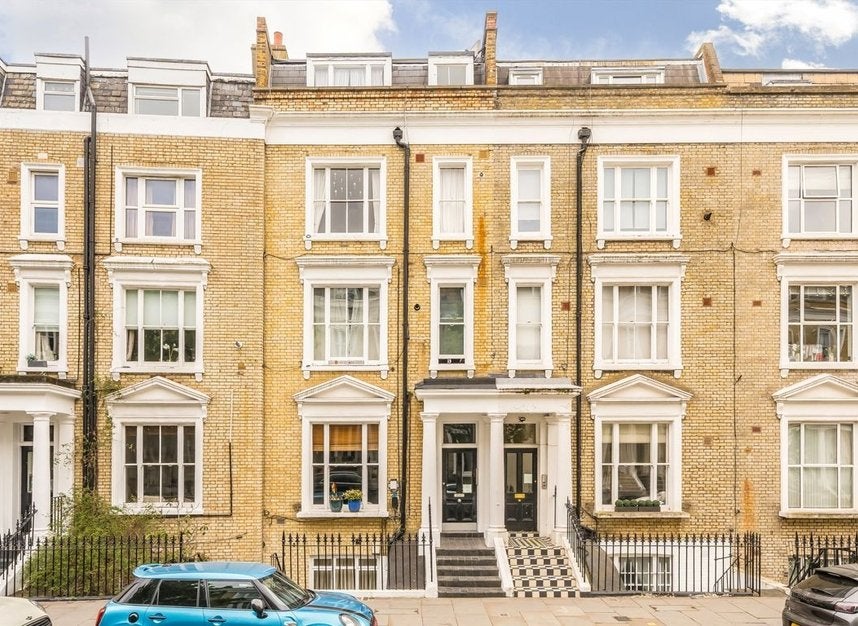 Flat Eardley Crescent in Greater London