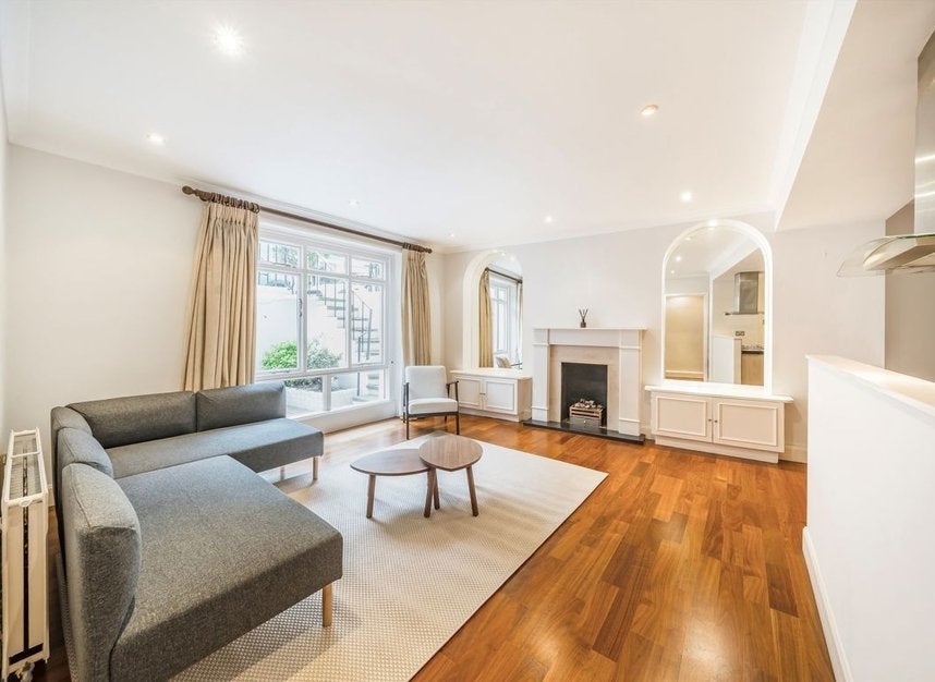 Flat Eardley Crescent in Greater London