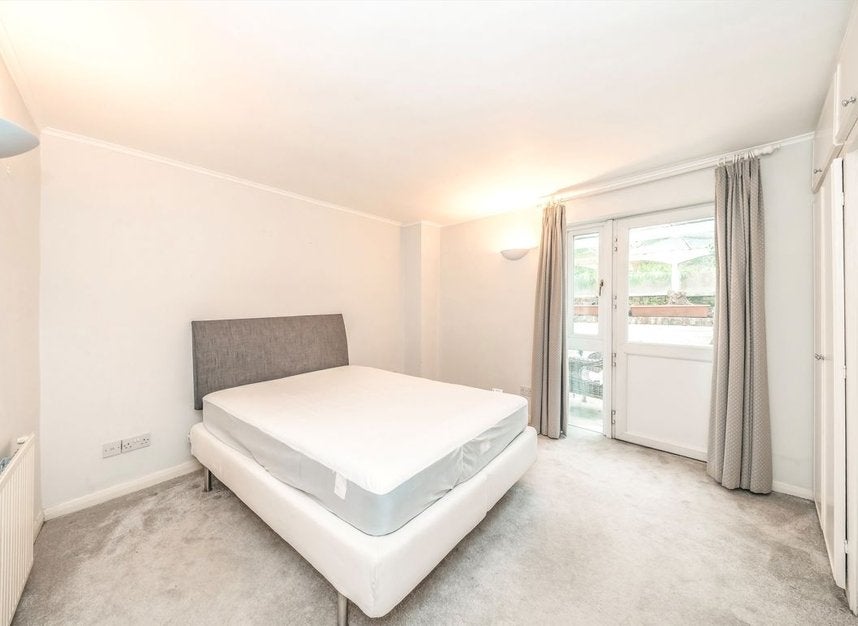 Flat Eardley Crescent in Greater London