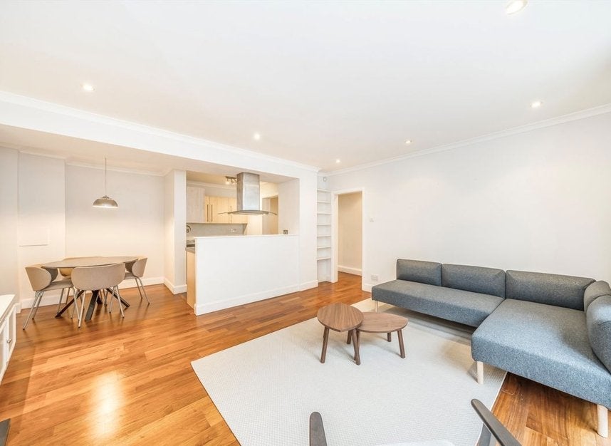 Flat Eardley Crescent in Greater London