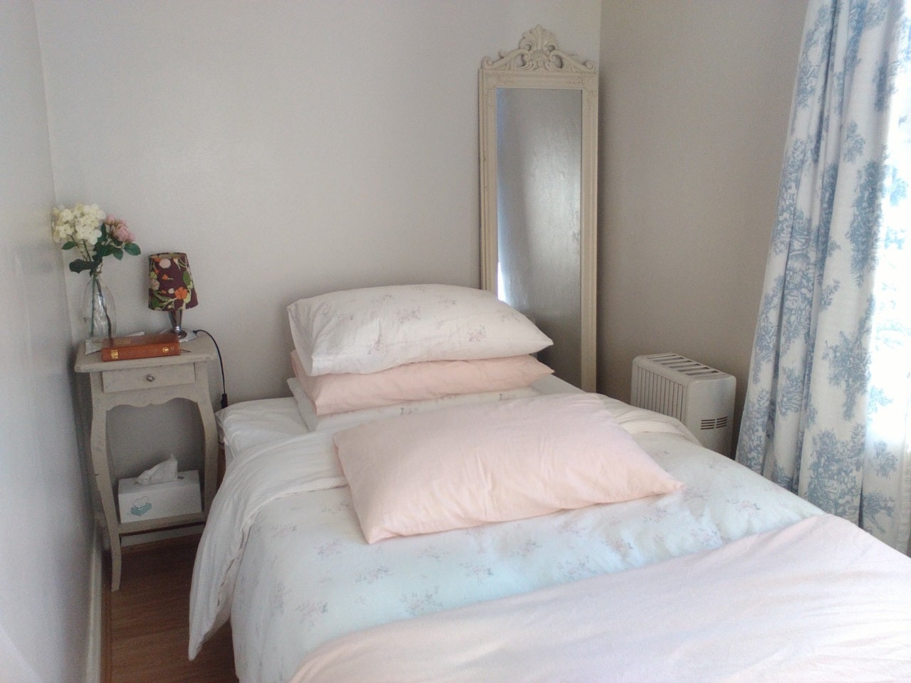 Room Hampton Road in Greater London