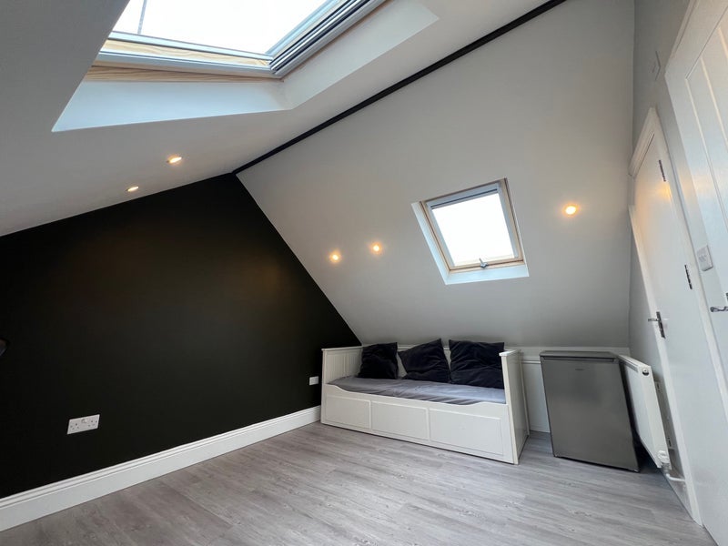 Room Greenstead Avenue in Greater London