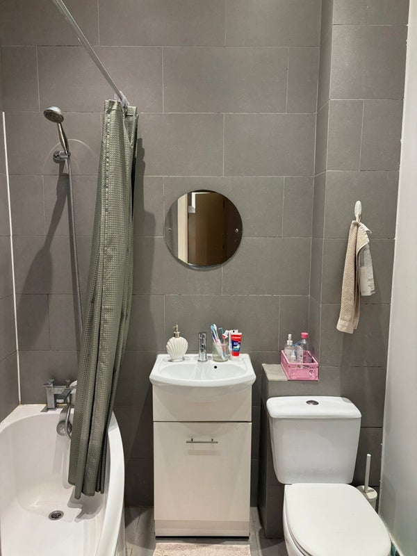 Room Evering Road in Greater London