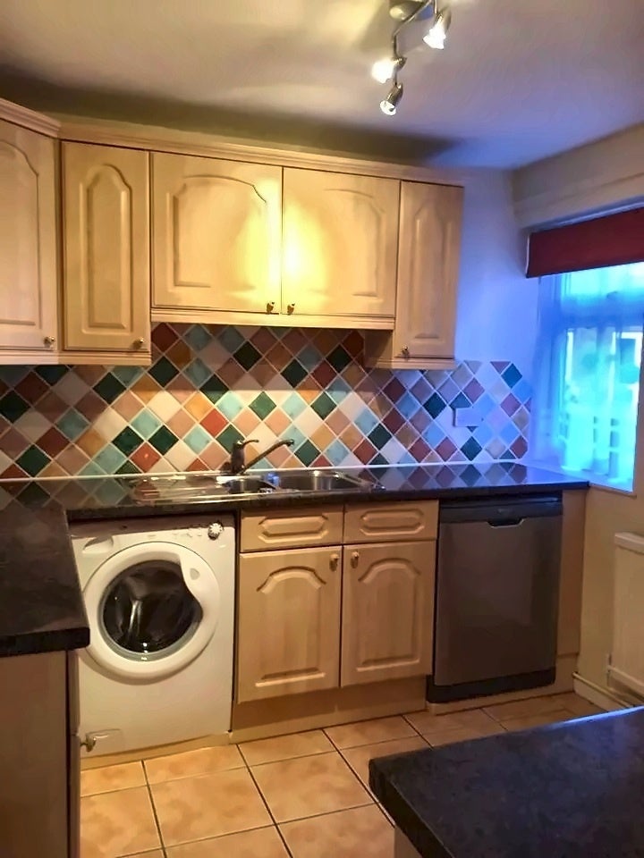 Flat Ravensbourne Avenue in Greater London
