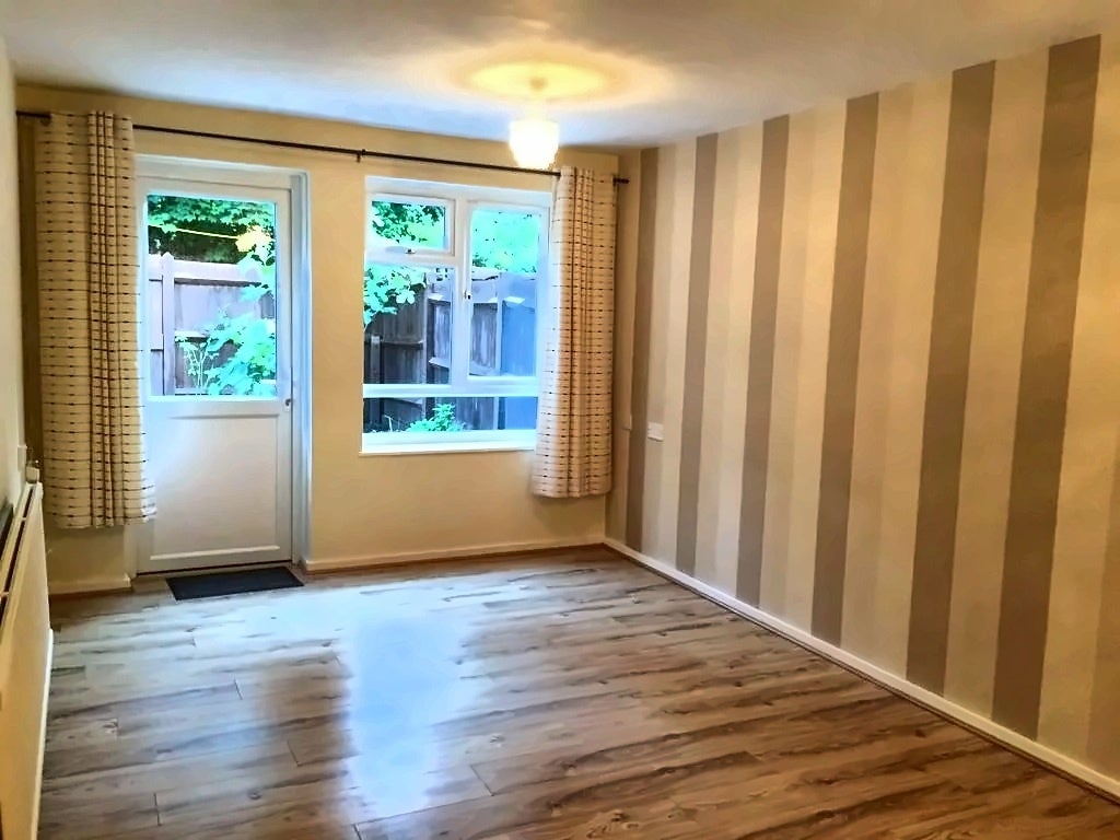 Flat Ravensbourne Avenue in Greater London