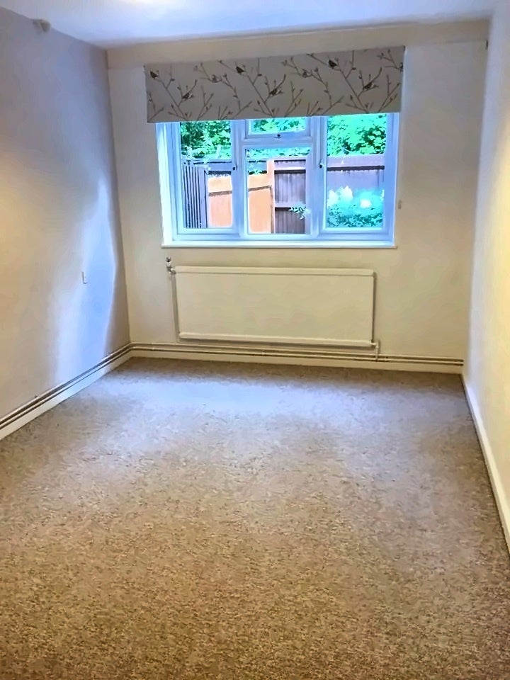 Flat Ravensbourne Avenue in Greater London