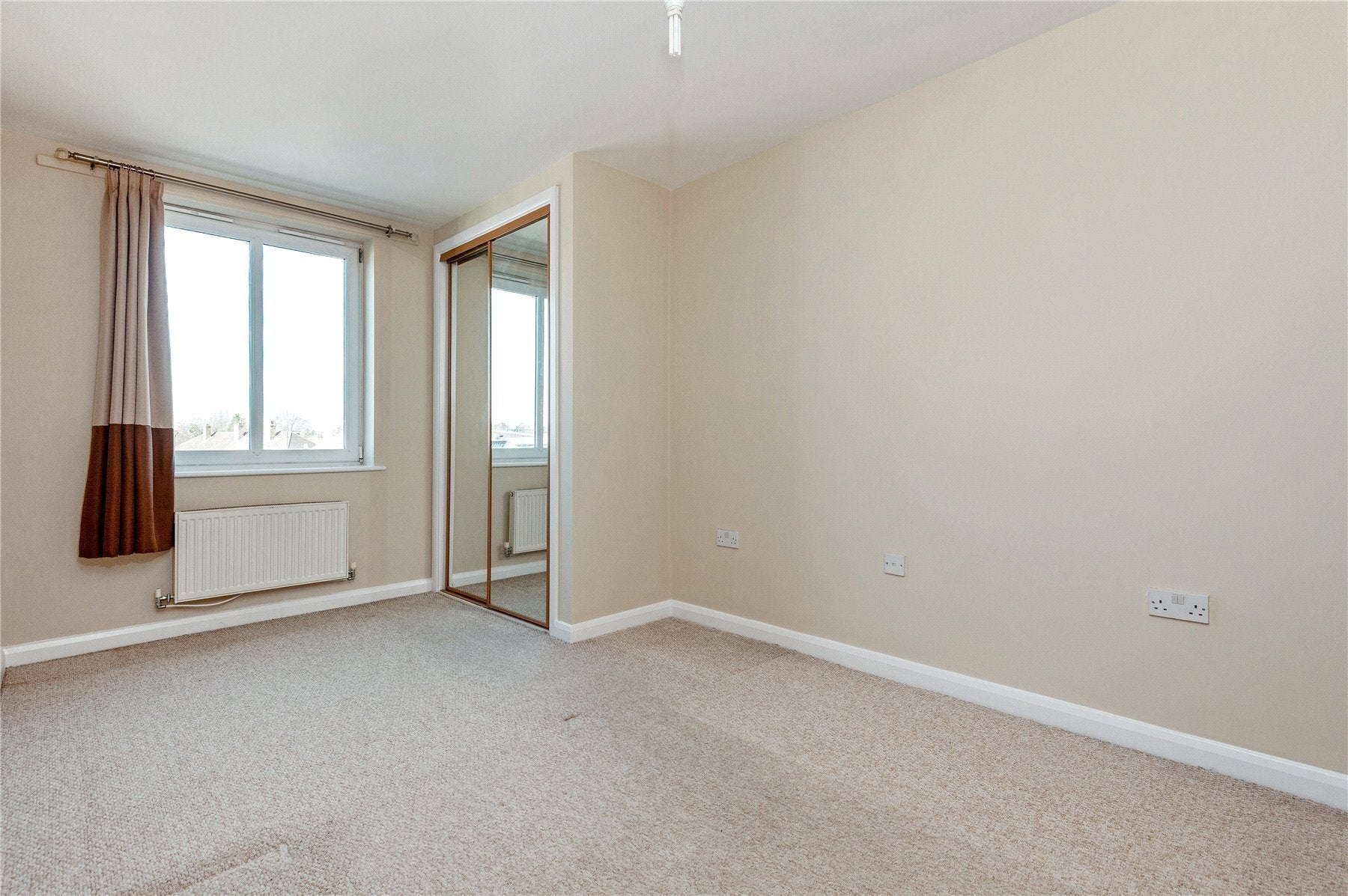Flat Worton Road in Greater London