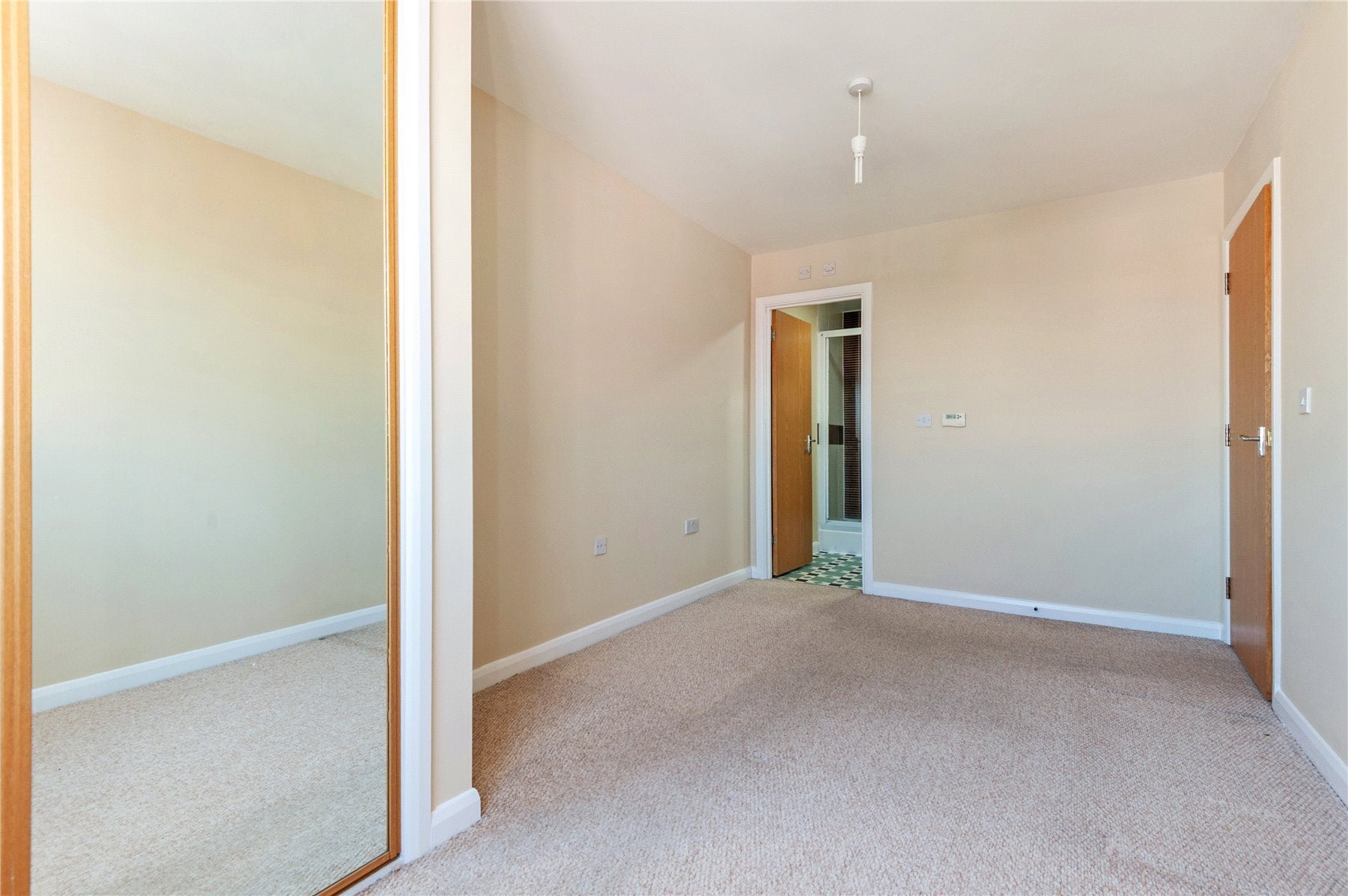 Flat Worton Road in Greater London
