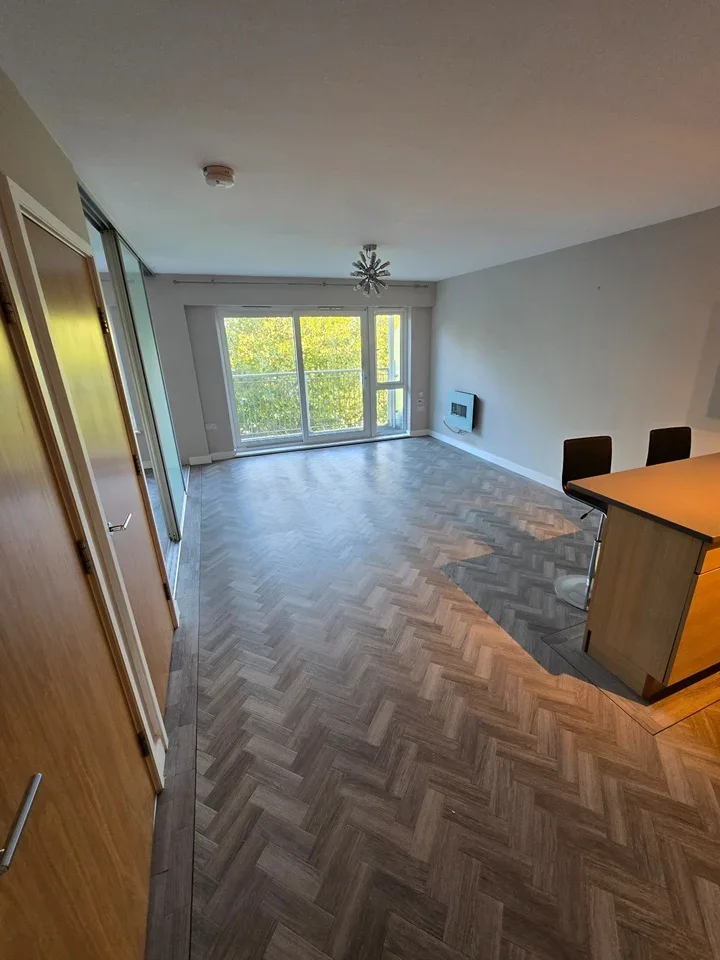 Flat Heritage Avenue in Greater London