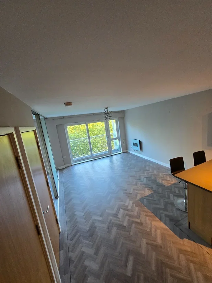 Flat Heritage Avenue in Greater London